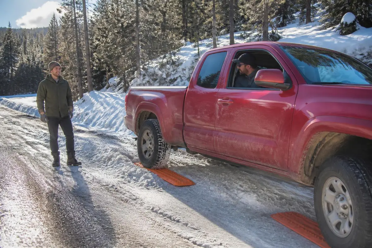 Pickup self-recovering with traction boards on a snowy track